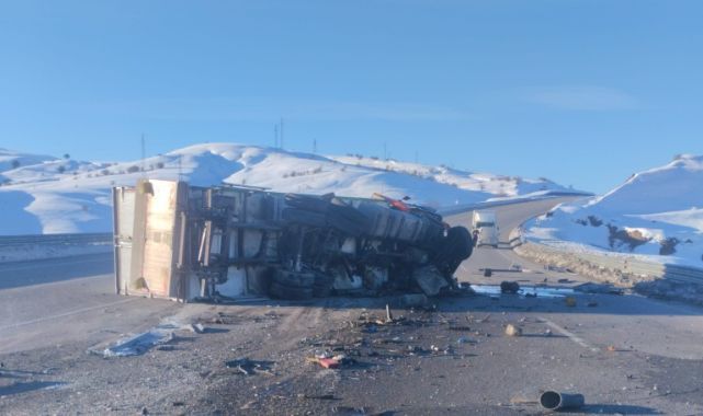 Gıda yüklü tır devrildi!