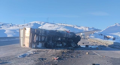 Gıda yüklü tır devrildi!
