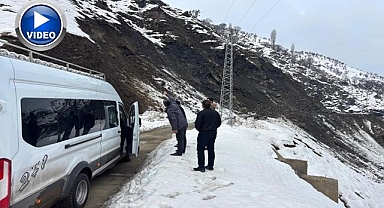 Grup köy yolunda heyelan: Minibüsler mahsur kaldı