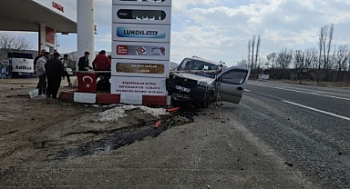 Hafif ticari araç akaryakıt istasyonuna daldı!