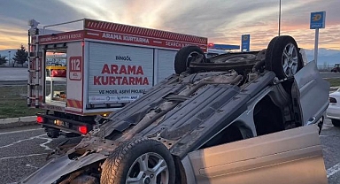 Hafif ticari araç takla attı!