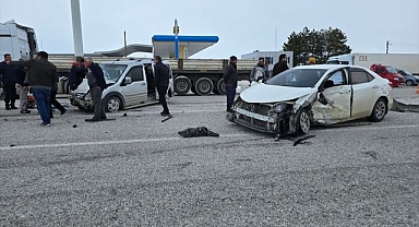 Hafif ticari araç ve otomobil çarpıştı