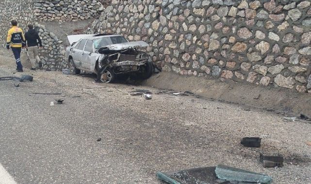 Hakimiyetini kaybederek istinat duvarına çarptı