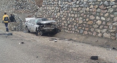 Hakimiyetini kaybederek istinat duvarına çarptı