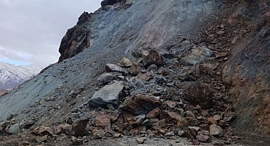 Heyelan yolu kapadı!