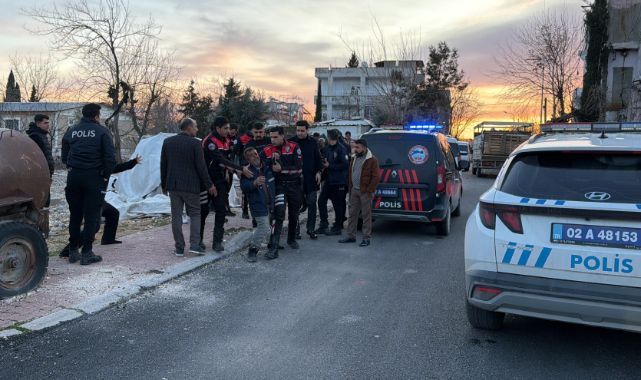 İki aile birbirine girdi! Taşlar sopalar havada uçuştu