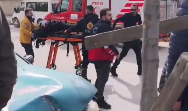 İki otomobil birbirine girdi! Ortalık savaş alanına döndü