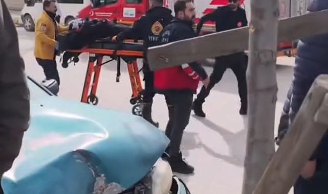 İki otomobil birbirine girdi! Ortalık savaş alanına döndü