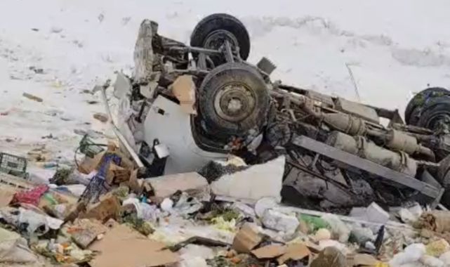 Kamyonet şarampole yuvarlandı: Sürücü yaralandı