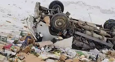 Kamyonet şarampole yuvarlandı: Sürücü yaralandı