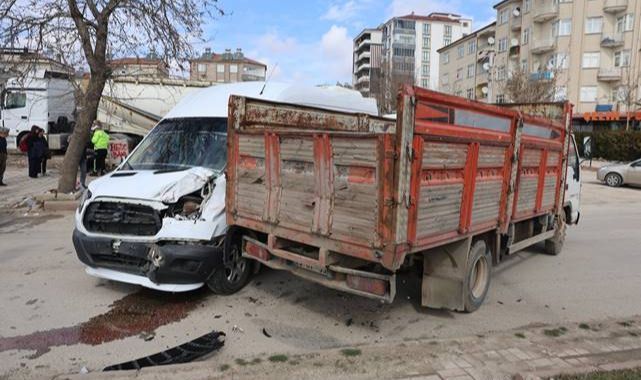 Kamyonet ters yöne girdi, öğrenci servisine çarptı : 9 kişi yaralandı!