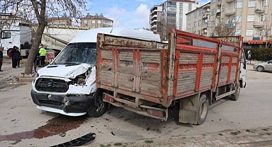 Kamyonet ters yöne girdi, öğrenci servisine çarptı : 9 kişi yaralandı!