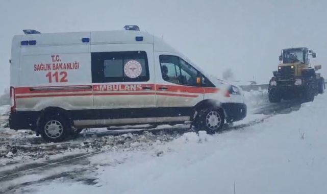Sağlık ekipleri karlı yolda mahsur kaldı!