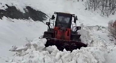 Kar kalınlığı 1 metreyi aştı, ekiplerin mücadelesi sürüyor