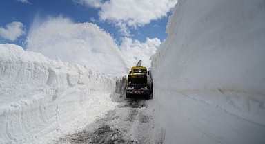 Kar kalınlığı metreleri aştı 