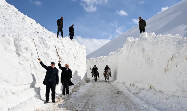 Kar koridorundan geçerek ilçeye ulaşıyorlar