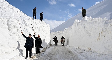 Kar koridoru'ndan geçerek ilçeye ulaşıyorlar