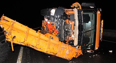  Kar küreme ve tuzlama aracı devrildi