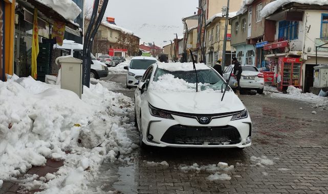 Kar kütlesi araçların üzerine düştü