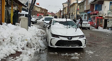 Kar kütlesi araçların üzerine düştü
