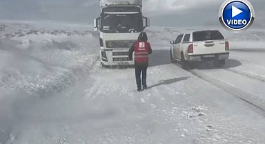 Kar ve tipi geçidi kapattı! 