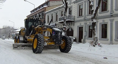 Kar ve tipi geçit vermiyor: 52 köy yolu ulaşıma kapandı