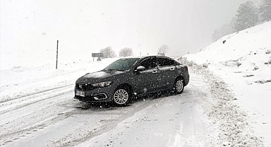 Kar ve tipi nedeniyle yolda mahsur kalan 3 araç kurtarıldı