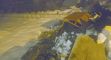 Kar yağışından istinat duvarı çöktü