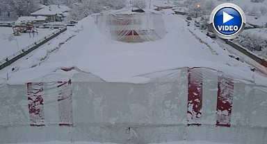 Kar yüküne dayanamayan halı saha çatısı çöktü