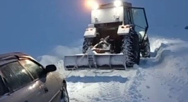 Kara saplanan aracı traktörüyle kurtardı