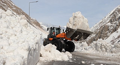 Kara yoluna düşen çığ temizlendi