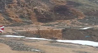 Kara yolunda heyelan, yolun bir bolümü kapandı