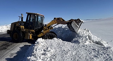 Kara yolunda karla mücadele çalışmaları sürüyor