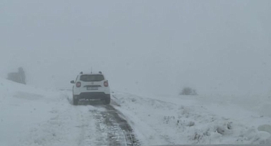 Karda mahsur kalan otomobil kurtarıldı