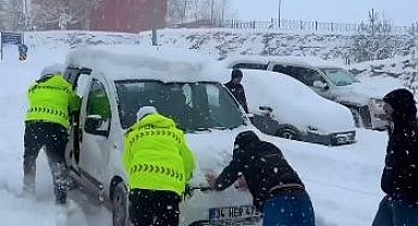Karda mahsur kalanların imdadına polis yetişti