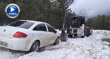 Karda mahsur kaldılar! Ekipler yardıma koştu  
