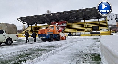 Karla kaplanan stadyum için seferber oldular