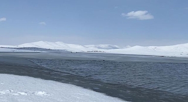 Karla örtülü dağlar rengiyle büyüledi