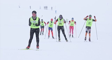 Karlı dağlar sporcularla renklendi