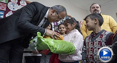 Erzurum' da karlı dağları aşıp minikleri sevindirdiler 