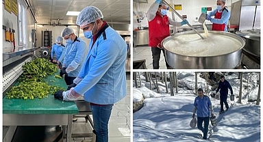 Karlı yolları aşarak engelli ve yaşlılara sıcak yemek ulaştırıyorlar