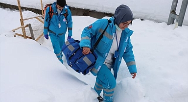Karlı yolları aşarak şifa oluyorlar