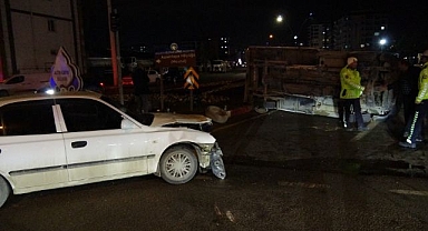 Kavşakta birbirlerine girdiler! Çarpışmanın etkisiyle ters döndü