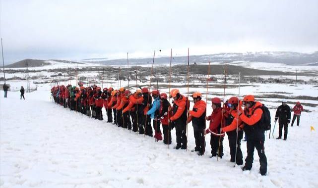 Kayak merkezinde çığ tatbikatı 