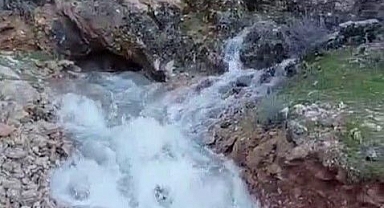 Kayalık alandan sular fışkırdı