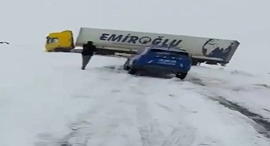 Kayan tır kara yolunu ulaşıma kapattı   