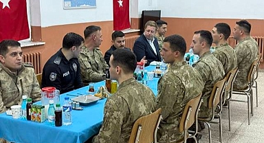 Kaymakam, askerle iftarda bir araya geldi   