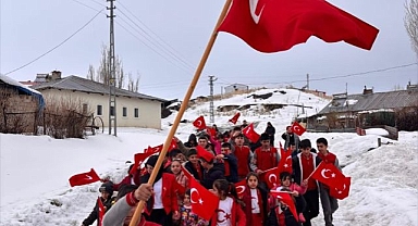 Kırsal mahallelerdeki öğrencilerden bayrak sevgisi