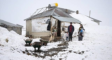Kışın boşalan köyde yıllardır yalnız kalıyorlar 