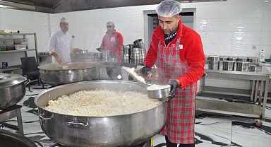 Kızılay'dan 1000 aileye iftar yemeği